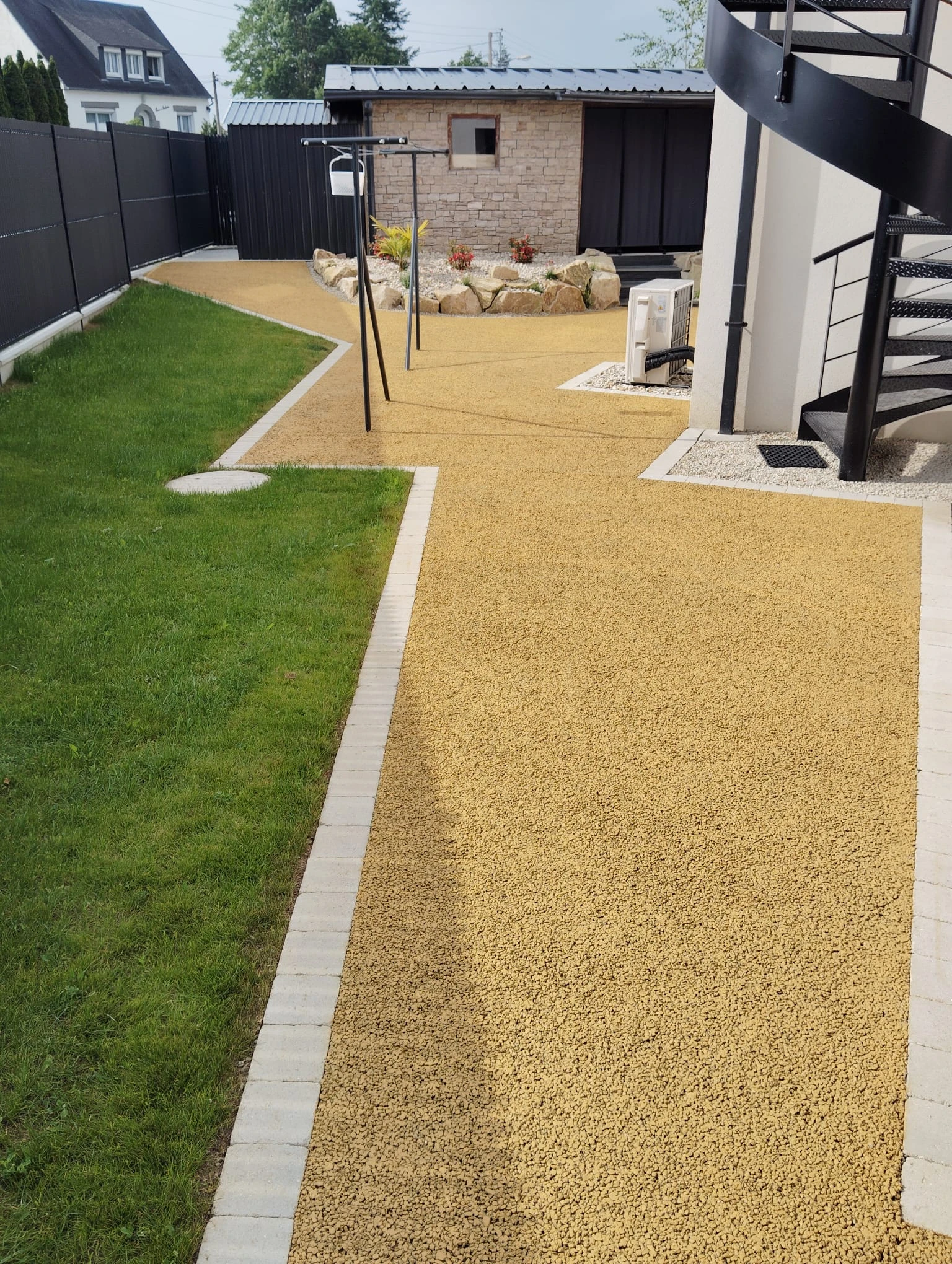 Aménagement paysager autour d'une piscine sur Saint Quay Portrieux 22.